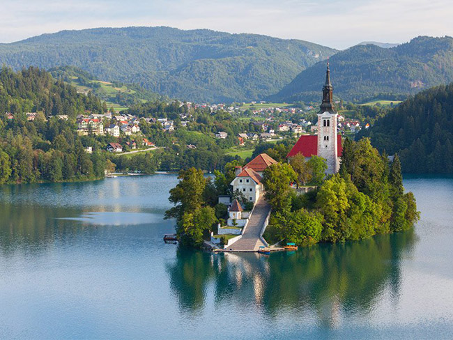 Bled, Slovenia: Được che chở bởi những ngọn núi hùng vĩ, Bled được thành lập vào năm 1004, và được hoàng đế La Mã La Mã ca ngợi là đẹp đến mức trao tặng thị trấn này cho Đức Giám mục Brixen. Lâu đài Bled nằm ở trung tâm của Hồ Bled đẹp như tranh vẽ với vùng nước biển xanh bao quanh hòn đảo nhỏ bé này. Khi du khách đi bộ đến lâu đài thời Trung cổ gần đó sẽ được chiêm ngưỡng toàn cảnh thị trấn với tầm nhìn tuyệt đẹp.