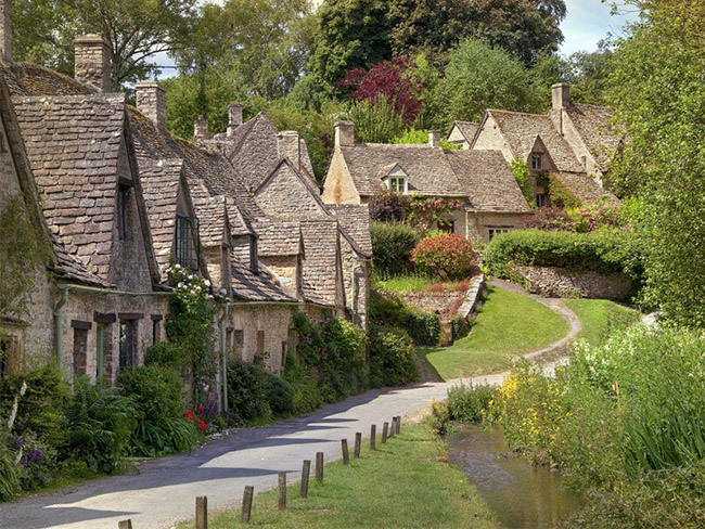 Bibury, Anh: Bibury, nằm giữa khu vực đồi núi Cotswold, thường được gọi là thị trấn xinh đẹp nhất của nước Anh, và chắc chắn cũng là một trong những ngôi làng đẹp nhất châu Âu. Bibury được xây dựng cách đây hàng trăm năm, những con đường nhỏ len lỏi giữa những ngôi nhà cổ bằng đá với những mái nhà dốc đứng.&nbsp;