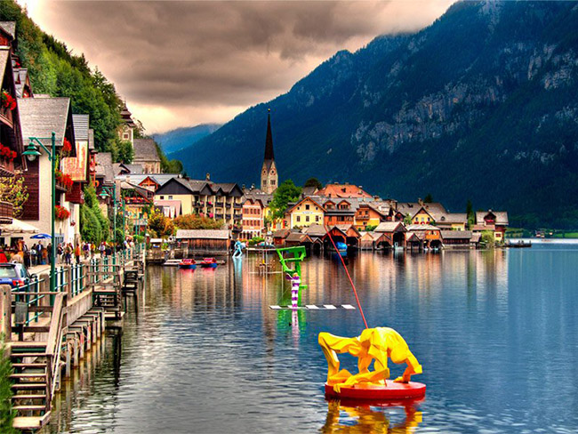 Hallstatt, Áo: Hallstatt là một trong những ngôi làng lâu đời nhất của Áo. Hàng ngàn năm khai thác muối đã biến thành sự thịnh vượng bền vững cho Hallstatt, có thể nhìn thấy ở quảng trường xinh đẹp của nó được bao quanh bởi các ngội nhà sơn màu sắc lộng lẫy phủ đầy cây xanh.