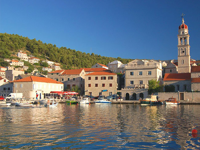 Pucisca, Croatia: Có thể nói ngôi làng đẹp nhất ở Croatia, Pucisca, chắc chắn cũng là một trong những nơi đẹp nhất ở châu Âu. Những ngôi nhà bằng đá trắng lấp lánh xây men theo sườn núi phủ đầy cây xanh khiến cho thành phố bến cảng nhỏ này trở thành điểm đến thực sự tuyệt vời và thậm chí là một tác phẩm nghệ thuật tinh tế.