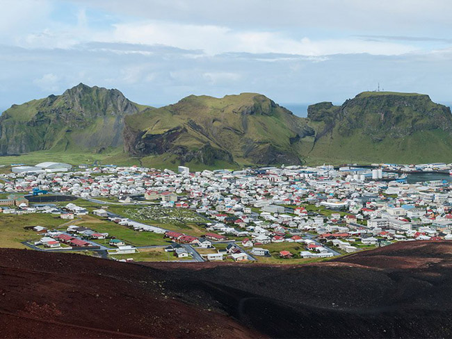 Vestmannaeyjar, Iceland: Kho báu địa lý này được coi là một trong những bí mật được giữ tốt nhất của Iceland, được ghi nhận vì sự đa dạng sinh học bao la của nó, bao gồm 150 loài thực vật chưa được phân loại cũng như hàng triệu con chim làm tổ trên các vách đá.