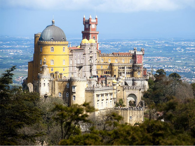 Sintra, Bồ Đào Nha: Thị trấn Bồ Đào Nha huyền bí này nằm ở ngoài rìa châu Âu. &nbsp;Từ năm 1840, Cung điện Pena đã trở thành một trong những cung điện tuyệt vời nhất của châu Âu, được bao quanh bởi công viên thần bí Pena Park, có nhiều loại cây và thực vật kỳ lạ từ các thuộc địa cũ của đế chế Bồ Đào Nha với vườn, ao, vòi phun nước và thiên nga đá.