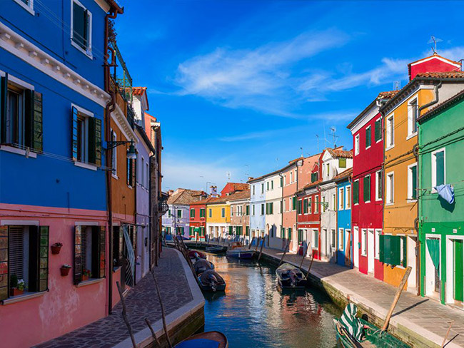 Burano, Ý: Nếu bạn cần một nơi để thực sự giải trí, thị trấn vui nhộn Technicolor , một hòn đảo nhỏ trong đầm Venetian là nơi bạn nên đến.&nbsp;Theo truyền thuyết, người dân địa phương đã sơn&nbsp;nhà của họ bằng những màu sắc rực rỡ sống động này để họ có thể nhìn thấy bất kỳ khi họ đang ở đâu. Các cư dân sẽ gửi thư cho chính phủ nếu họ muốn sơn nhà của họ - các quan chức sau đó sẽ trả lời với một danh sách các màu sắc có thể được sử dụng.