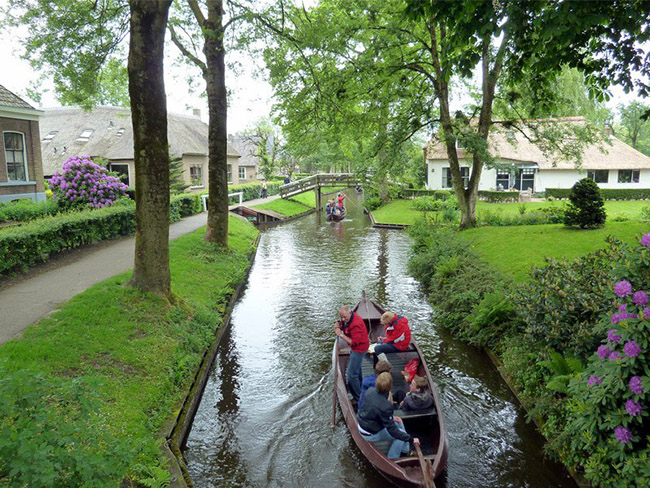 Giethoorn, Hà Lan: Nếu bạn ao ước được sống ở một làng quê đơn giản, thị trấn quyến rũ nằm ở tỉnh Overijssel, Hà Lan này có thể phù hợp với giấc mơ của bạn. Nó không có đường xá, thay vào đó thay thế bằng một mạng lưới kênh rạch cũ, tạo ra các hòn đảo nhỏ riêng cho mỗi ngôi nhà.