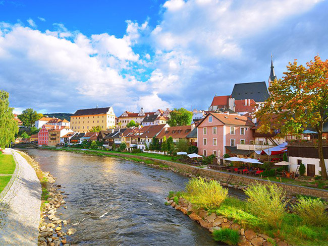 Cesky Krumlov, Cộng hòa Séc: Nằm dọc theo bờ sông Vltava, thị trấn&nbsp; được xây dựng bởi những ngôi nhà từ thế kỷ 13 với các thiết kế ảnh hưởng của Gothic, Renaissance và Baroque. Nhờ được ở trong khu vực hòa bình trong nhiều thế kỷ, các di sản kiến trúc tuyệt đẹp của thị trấn vẫn còn nguyên vẹn.