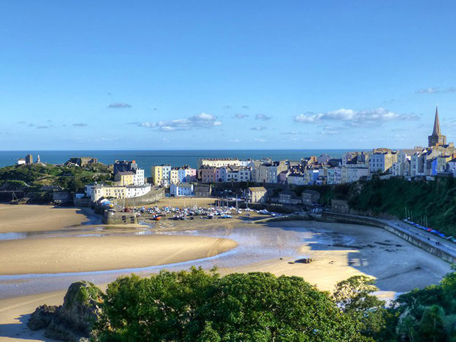 Tenby, Wales

Tenby dịch gần như &#34;pháo đài nhỏ của cá&#34;, ở Welsh. Thị trấn còn là một bến cảng được thành lập vào năm 900 sau Công nguyên. Trong vài thế kỷ qua, thị trấn xinh đẹp này đã trở nên nổi tiếng với vẻ đẹp cảnh quan của mình.