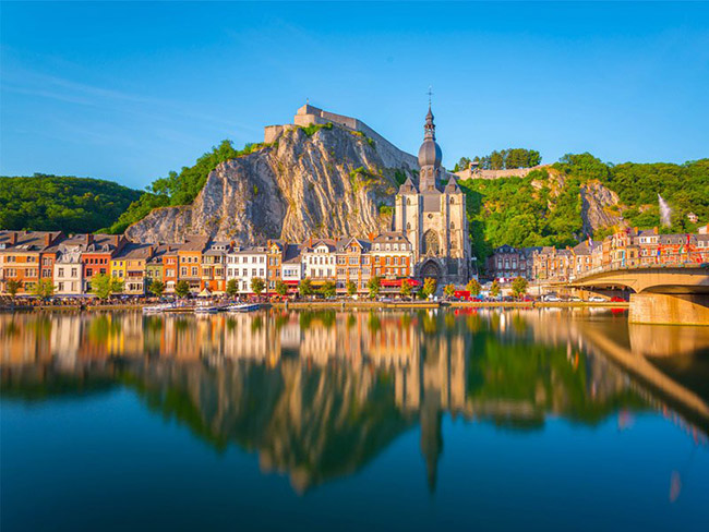 Dinant, Bỉ: Thành phố Dinant, nằm giữa sông Meuse và thành cổ của nó, được biết đến với những kiến trúc tuyệt đẹp và tầm nhìn tuyệt vời từ pháo đài trên đỉnh núi. Hãy dành một ngày để đến thăm các hang động của hang Dinant hoặc Sanctuary of Beauraing, sau đó ngồi tại bất kỳ quán cà phê địa phương&nbsp; nào vừa thưởng thức những món đặc sản vừa chiêm ngưỡng một trong những thành phố nhỏ đẹp nhất của Bỉ, và châu Âu.