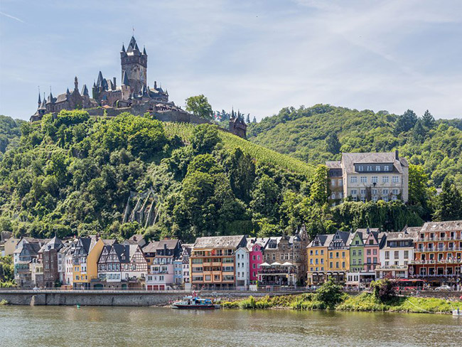 Cochem, Đức: Cochem là một trong những thị trấn quyến rũ nhất ở Đức, với huyền thoại, văn hoá dân gian và một lịch sử phong phú được tìm thấy trong mọi ngóc ngách. Nằm trong thung lũng sông Mosel tuyệt đẹp giữa Eifel và Hundsruck, thị trấn được bao quanh bởi những vườn nho và những ngôi làng rượu vang ngon tuyệt.