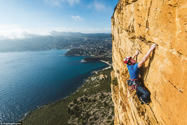 Les Calanques, Marseille, Pháp: Khu vực này nổi tiếng với những vách đá nguy hiểm như La Grotte de l&#39;hermite và l&#39;Ours. Các tuyến leo núi ở đây phần lớn được xây dựng thủ công những du khách đam mê mạo hiểm.