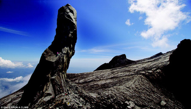 Kinabalu, Malaysia: Núi Kinabalu là một trong những địa điểm hấp dẫn nhất đối với người mê leo núi khắp thế giới. Địa điểm được nhiều du khách mê mạo hiểm là khối đá Tai lừa &#40;ảnh&#41;.