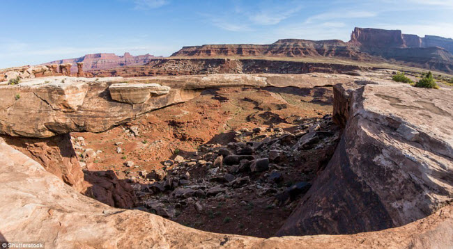 Vườn quốc gia White Rim Canyonlands, bang Utah, Mỹ: Khu vực này thu hút hàng nghìn du khách mê leo núi mỗi năm. Địa điểm được nhiều người lựa chọn nhất là vách núi White Rim.