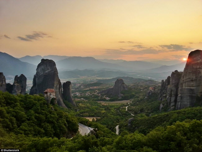 Metéora, Hi Lạp: Nơi đây nổi tiếng với những tu viện cổ nằm trên đỉnh những ngọn núi cao.