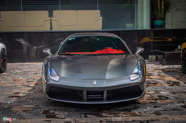 Được biết, đây là chiếc xe&nbsp;Ferrari 488 GTB màu xám độc nhất vô nhị tại Việt Nam, được trang bị động cơ cũng như những phụ kiện tối tân nhất. Có vẻ như thú chơi của &#34;thiếu gia phố Núi&#34; không chỉ dừng lại ở siêu xe mà còn phải là siêu xe có 1-0-2.