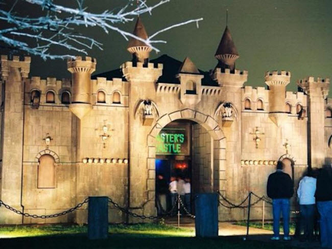 Scary Acres, bang Nebraska: Tại đây, du khách có thể khám phá lâu đài Master&#39;s Castle, rừng ma Haunted Woods và nhà hoang trên đồi vắng.