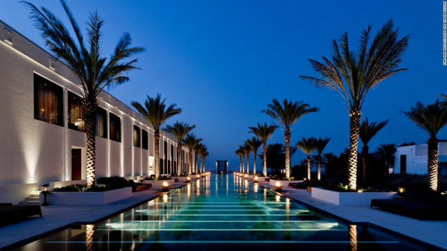 Chedi Muscat, Oman: Khách sạn này nổi tiếng với bể bơi dài nhất &#40;103 m&#41; trên bán đảo Ả Rập.