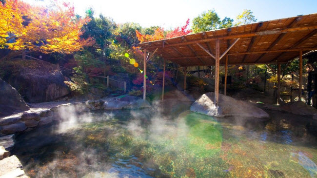 Kanairo onsen, Nhật Bản: Bể bơi nước nóng này được thiết kế hoàn toàn theo phong cách truyền thống Nhật Bản.