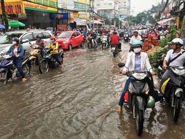 Ngập nước kẹt xe bủa vây, người Sài Gòn như hóa điên vì “chôn chân” trên đường