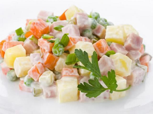 Công thức làm salad Nga đơn giản, thanh mát ngon hơn ngoài hàng