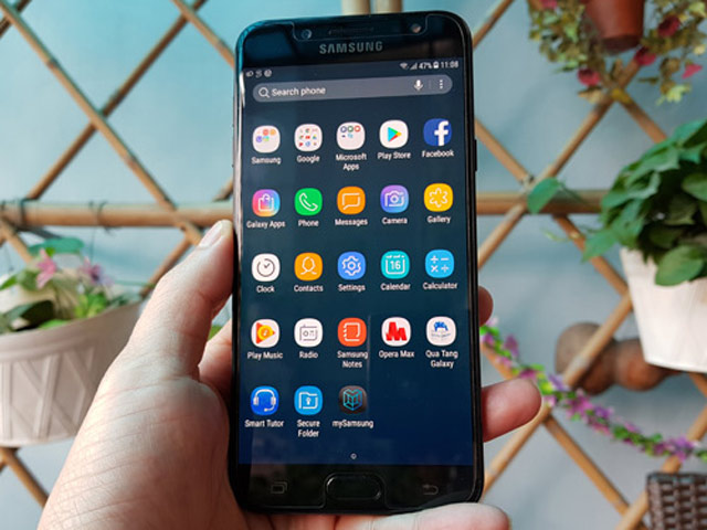 Đánh giá Samsung Galaxy J7+: Thân hình nhỏ, ”bảo bối” lớn