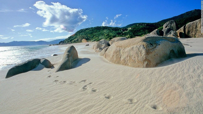 Vịnh Yalong, tải Hải Nam: Bãi biển hình trăng lưỡi liềm dài 7,5 km là khu vực hấp dẫn và phát triển nhất của bờ biển phía nam đảo Hải Nam.