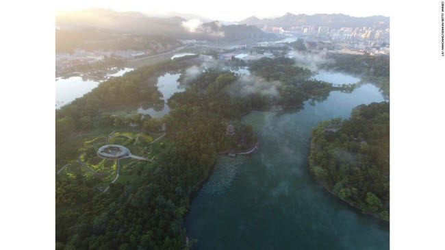 Tị Thử Sơn Trang, tỉnh Hà Bắc: Khu nghỉ dưỡng trên núi này từng là cung điện mùa hè dành cho các vị vua nhà Thanh nghỉ ngơi. Thảo nguyên xanh mướt, dãy núi trùng điệp và thung lũng yên tĩnh khiến nơi đây trở thành điểm&nbsp;tránh nóng lý tưởng.