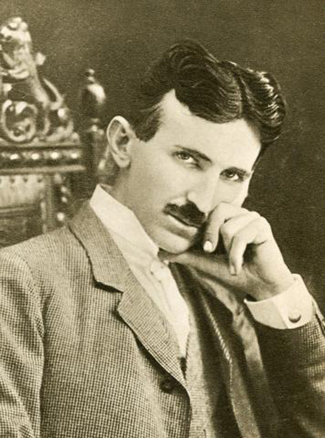 13. Nikola Tesla là một nhà phát minh, nhà vật lý, kỹ sư cơ khí và kỹ sư điện người Mỹ. Tesla được biết đến với nhiều đóng góp mang tính cách mạng trong các lĩnh vực điện và từ trường trong cuối thế kỷ 19, đầu thế kỉ 20. Các phát minh của Tesla và các công trình lý thuyết đã làm nên cơ sở của hệ thống phát điện xoay chiều, bao gồm cả hệ thống phân phối điện nhiều pha và động cơ điện xoay chiều, giúp tạo ra Cách mạng công nghiệp lần 2.