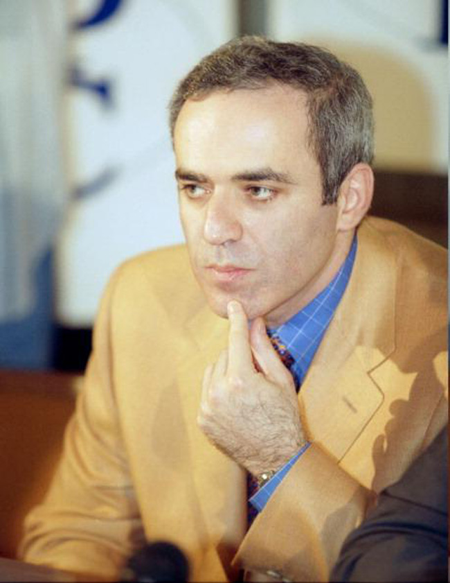 16. Garry Kimovich Kasparov là siêu đại kiện tướng cờ vua người Nga và được ví là kỳ thủ mạnh nhất trong lịch sử. Kasparov đã từng là nhà vô địch cờ vua thế giới không thể đánh bại từ 1985 đến 1993, sau đó ông rời khỏi tổ chức xếp hạng cờ vua toàn cầu FIDE trong 1 cuộc tranh luận và đồng sáng lập 1 tổ chức mới là Hiệp hội Cờ vua Chuyên nghiệp &#40;PCA&#41;.