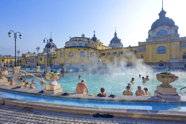 Tắm dưới một trong những bể bơi nước nóng ở Budapest, Hungary.