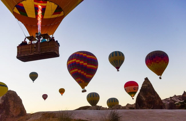 Ngắm cảnh từ trên khinh khí cầu ở Cappadocia, Thổ Nhĩ Kỳ.