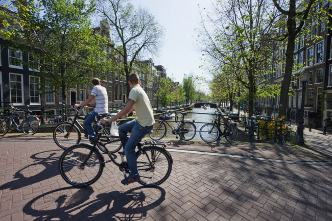 Đạp xe quanh thành phố Amsterdam, Hà Lan.