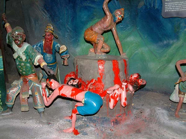 Những hiện vật&nbsp;trưng bày trong công viên Haw Par Villa đơn giản là cách dạy trẻ em về đạo lý. Ví dụ: Cảnh tượng người phạm tội bị chặt tay để giáo dục trẻ em không gian lận trong thi cử. Du khách có thể tham quan miễn phí địa điểm này.