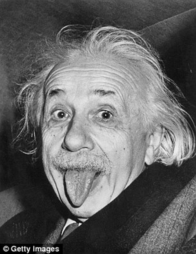 2. Albert Einstein &#40;IQ: 160-225&#41; là nhà vật lý lý thuyết người Đức. Einstein nổi tiếng với thuyết tương đối và là người đặt nền móng cho hiệu ứng quang điện, tạo ra bước ngoặt khai sinh ra lý thuyết lượng tử.