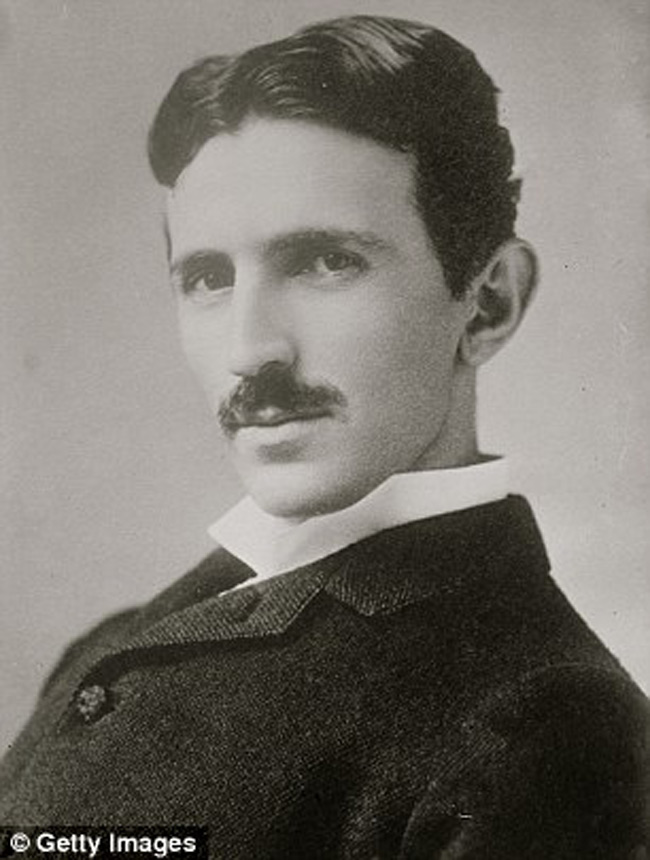 14. Nikola Tesla &#40;IQ: 140-310&#41; là nhà phát minh, nhà vật lý, kỹ sư cơ khí và kỹ sư điện người Mỹ gốc Serb. Những phát minh của Tesla và các công trình lý thuyết đã làm nên cơ sở của hệ thống phát điện xoay chiều, bao gồm cả hệ thống phân phối điện nhiều pha và động cơ điện xoay chiều, giúp tạo ra Cách mạng công nghiệp lần 2.