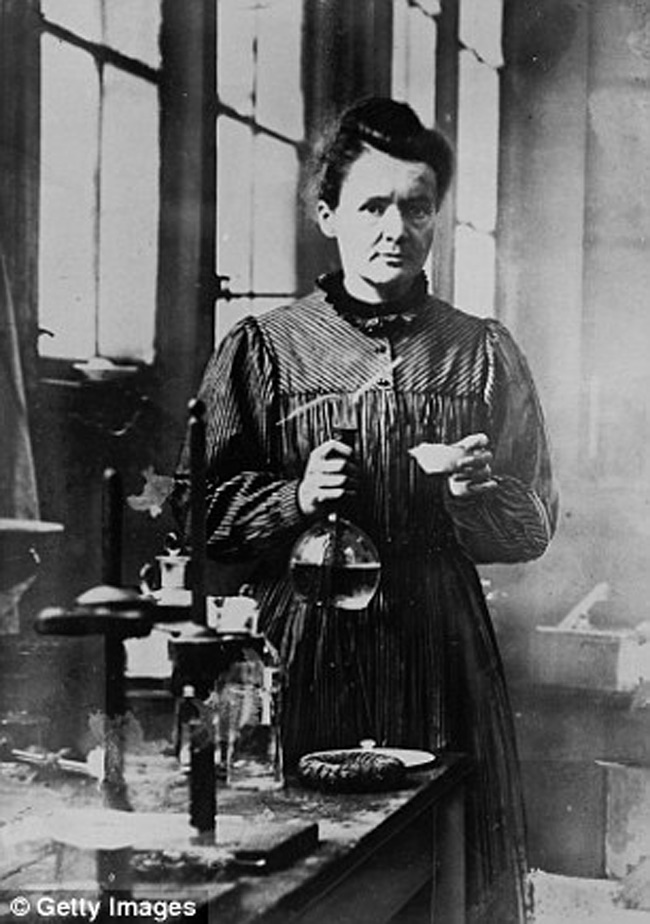 25. Marie Curie &#40;IQ: 180-200&#41; là nhà vật lí học và nhà hoá học người Ba Lan đi tiên phong nghiên cứu về phóng xạ, dẫn đến sử dụng tia X trong y học. Bà là người phụ nữ đầu tiên đoạt giải thưởng Nobel.