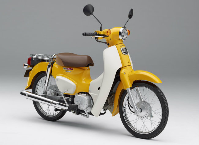 Dòng xe huyền thoại Honda Super Cub cập nhật hai mẫu xe mới 2018 Super Cub 50 và Super Cub 110. Ảnh 2018 Honda Super Cub 50 màu vàng.