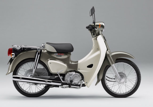 2018 Super Cub 110 có giá đề xuất 275.400 yen &#40;55,5 triệu VNĐ&#41;, còn phiên bản Super Cub 110 Pro có giá đề xuất 297.000 yen &#40;59,86 triệu VNĐ&#41;. Ảnh 2018 Honda Super Cub 50 màu trắng bạc kim loại.