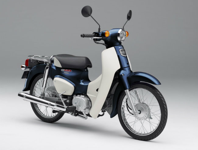 Sức mạnh xe đều đến từ loại động cơ đơn xi-lanh, làm mát bằng không khí. Super Cub 50 có động cơ với dung tích 49cc, còn Super Cub 110 có động cơ mang dung tích 109cc. Ảnh Honda Super Cub 50/110 màu xanh kim loại.