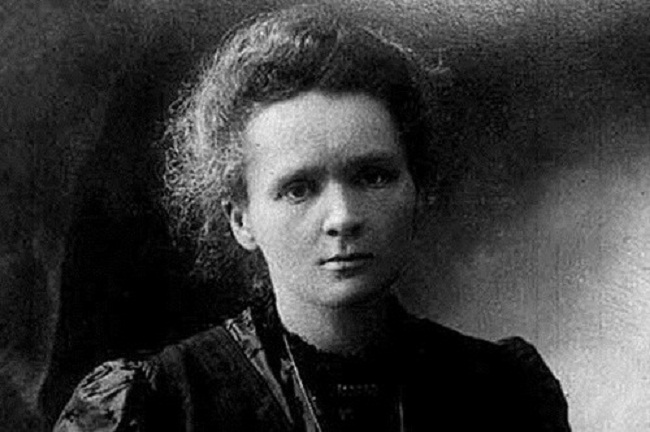 1. Marie Curie &#40;1867-1934&#41;. Vị trí số 1 trong danh sách không ai xứng đáng hơn là nhà khoa học nữ nổi tiếng nhất mọi thời đại, cũng là người phụ nữ đầu tiên giành giải thưởng Nobel danh giá. Marie Curie nổi tiếng vì những cống hiến của mình trong nghiên cứu về phóng xạ. Bà cùng với chồng là nhà khoa học Pierre Curie, đã phát hiện ra các yếu tố Polonium và Radium. Bà đã được trao giải Nobel vật lý năm 1903, cùng với Pierre và Henry Becquerel cho các nghiên cứu về phóng xạ. Năm 1911, bà đã giành giải Nobel hóa học vì khám phá ra 2 nguyên tố hoá học là Polonium và Radium.