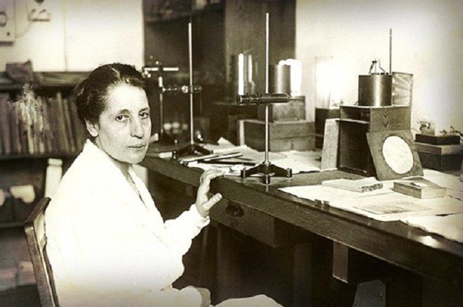 3. Lise Meitner &#40;1878-1968&#41; sinh ra ở Áo là một thiên tài về vật lý hạt nhân.&nbsp;Bà là học trò của các nhà khoa học vĩ đại như Ludwig Boltzmann, Max Planck, đã cùng nghiên cứu với Otto Hahn để khám phá ra nguyên tố Protactinium.&nbsp;Bà đã tham gia vào các nghiên cứu phát hiện sự phân hạch hạt nhân và phát minh ra bom nguyên tử.&nbsp;Mặc dù chưa từng nhận được giải thưởng Nobel, bà đã được thế giới khoa học vinh danh bằng cách đặt tên một phần tử mang tên Meitnerium.