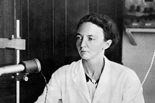 4. Irene Joliot-Curie &#40;1897-1956&#41; là con gái của Marie Curie và cũng là một nhà khoa học nổi tiếng. Tiếp nối sự nghiệp của cha mẹ, bà đã tiến hành các nghiên cứu về phóng xạ. Bà đã giành giải Nobel Hóa học năm 1935 cho việc tìm ra chất phóng xạ nhân tạo. Bà cùng với chồng là nhà khoa học Frederic đã biến boron thành nitơ phóng xạ cũng như nhôm thành phosphorus và magiê thành silic.