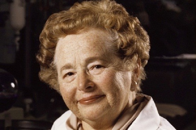 5. Gertrude Elion &#40;1918-1998&#41; cùng nhận giải Nobel Y học năm 1988 với tiến sĩ George H Hitchings cho những khám phá liên quan đến điều trị bằng thuốc.&nbsp;Bà là một nhà dược học người Mỹ đã phát triển AZT, một loại thuốc kháng retrovirus được sử dụng để điều trị bệnh AIDS.&nbsp;Trong suốt 4 thập kỷ hợp tác lâu dài với Hitchings, bà cũng phát triển các loại thuốc điều trị bệnh sốt rét, bệnh bạch cầu và mụn rộp.