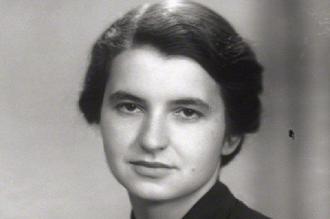 6. Rosalind Franklin &#40;1920-1958&#41; là một cái tên không thể nào quên trong lịch sử khoa học.&nbsp;Nhà sinh lý học này đã đóng một vai trò quan trọng trong việc khám phá cấu trúc DNA.&nbsp;Bà đã tạo ra những hình ảnh nhiễu xạ tia X của DNA, sau này đã giúp Watson và Crick tìm ra mô hình DNA xoắn kép.