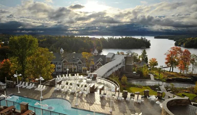 4. JW Marriott. Khu nghỉ dưỡng &amp; Spa Rosseau Muskoka - Minnet, ON: Quý khách khi đến với khu nghỉ mát Muskoka xinh đẹp này sẽ có những trải nghiệm tuyệt vời, trước hết bởi quang cảnh lãng mạn từ vị trí khu nghỉ dưỡng nhìn thẳng ra Hồ Rosseau tuyệt đẹp.&nbsp; Trong khách sạn tất cả các phòng đều có lò sưởi, ban công và giường cỡ King. Với vô số các lựa chọn phục vụ cho các đặc sản địa phương ngon tuyệt vời như Chop House và Teca Italian cùng món rượu vang địa phương đặc chế khiến du khách quên đường về. Hầu hết các vị khách ở đây sẽ không quên được spa tuyệt vời nơi họ được hòa mình vào với thiên nhiên và tận hưởng những trải nghiệm các liệu pháp spa chính thống, được thư giãn trong phòng xông hơi khô hoặc phòng xông nước, bơi trong hồ bơi lớn dưới ánh mặt trời ấm áp hoặc&nbsp;bể sục trong nhà vào mùa đông.