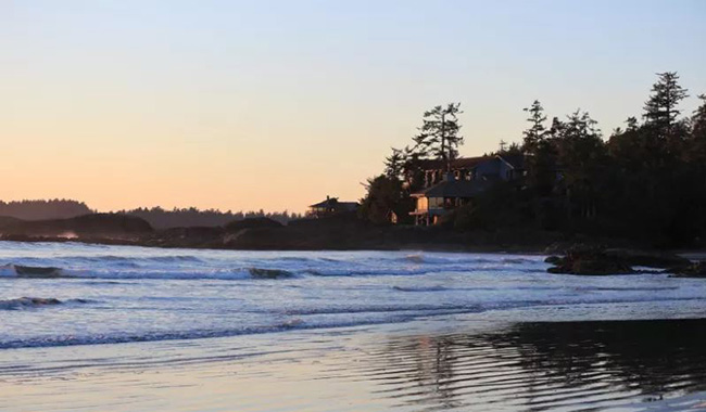 6. Nhà nghỉ Wickaninnish - Tofino, BC: Khách sạn sang trọng này chỉ cách thị trấn nổi tiếng về lướt sóng Tofino 5 km, nhìn thẳng ra Thái Bình Dương hùng vĩ và nằm ngay trên bãi biển Chesterman xinh đẹp. Các suite của khách bao gồm bồn tắm, lò sưởi, ban công riêng và đều có tầm nhìn ra toàn cảnh đại dương. Các bữa ăn tại The Pointe Restaurant đều mang hương vị như một bữa đại tiệc với các thực đơn đặc biệt thay đổi theo mùa. Ancient Cedars Spa là một viên ngọc quý thực sự của khách sạn này, được thiết kế khiến cho khách có cảm giác dường như nằm ngay trên mặt biển và nhìn ra khung cảnh ngoạn mục. Các liệu pháp spa và chăm sóc sức khỏe tại nơi đây đều được dùng bằng các sản phẩm tự nhiên được sản xuất tại địa phương.