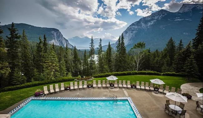 7. Khu nghỉ dưỡng Fairmont Banff Springs - Banff, AB: Tọa lạc trong dãy núi Rocky Mountains nổi tiếng ở Banff, &nbsp;khu nghỉ dưỡng nằm trên ngọn dốc cao và được biết đến trên khắp thế giới với cái tên &#34;lâu đài trên núi&#34;. Tại khách sạn huyền thoại 125 năm này là những đặc sản được hoạt động quanh năm như gôn, trượt tuyết và các món ăn địa phương đích thực. Willow Stream Spa được coi trọng ở vị trí hàng đầu của khách sạn này, mang đến cho khách một Spa Châu Âu thật sự sang trọng với các phương pháp như mát xa bằng đá nóng, tắm bùn, cọ muối biển …