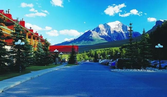 11. Khách sạn Post &amp; Spa - Lake Louise, AB: Đã từng được bình chọn là khu nghỉ mát ưa thích của Canada bởi tạp chí Du lịch và Giải trí nhiều lần. Khách có thể chọn phòng riêng hoặc cabin riêng và không hề thất vọng với đồ nội thất cao cấp, lò sưởi tinh xảo, bồn tắm có vòi phun nước và tầm nhìn đẹp. Spa là điểm nhấn của khu nghỉ dưỡng này với các phương pháp trị liệu chăm sóc sức khỏe, sắc đẹp và trị liệu tâm lý. Các trị liệu bao gồm tẩy da chết toàn thân, mát xa kiểu Thụy Sĩ, chăm sóc da bằng hoa và bùn... Khu nghỉ mát này cũng nổi tiếng có ẩm thực đặc biệt và ngon nhất trong khu vực Lake Louis.