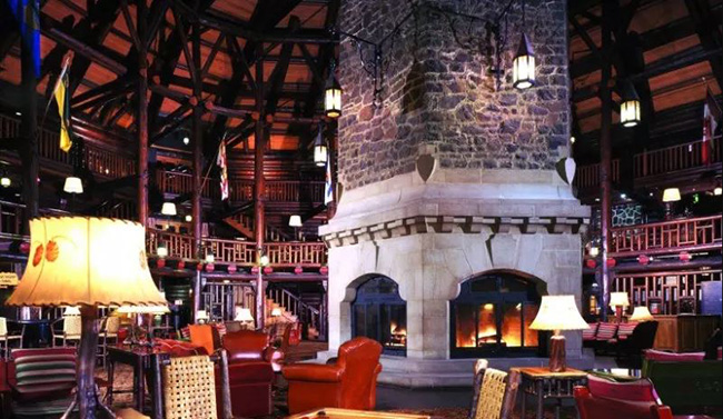 12. Fairmont Le Chateau Montebello - Montebello, QB: Là một khu nghỉ dưỡng nổi tiếng vì cung cấp các phòng nghỉ sang trọng, nhưng vẫn mộc mạc và bao quanh bởi thiên nhiên. Một trong những lý do khu nghỉ mát spa này thu hút khách là thái độ thân thiện đối với các đại gia đình. Nhiều resort spa sang trọng không chào đón trẻ nhỏ nhưng Chateau Montebello có đủ các hoạt động để giữ các gia đình ở lại và thậm chí cung cấp dịch vụ trông trẻ trong phòng vì vậy mẹ và bố có thể lẻn vào spa cùng nhau.