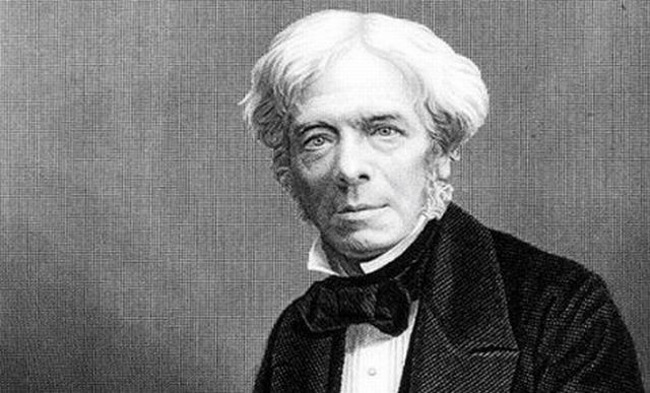 11. Michael Faraday, IQ: 175. Nhà khoa học người Anh sinh ra trong nghèo khó và không được đi học đầy đủ. Các thành tựu của ông đã trở nên phổ biến trong lĩnh vực điện, điện tử, hóa học và là tiền thân của công nghệ hiện đại mà chúng ta được thừa hưởng ngày nay. Minh chứng cho trí tuệ của Faraday, nhiều nguyên tắc khoa học đã được đặt tên theo ông: định luật Faraday, hiệu ứng lồng Faraday, nghịch lý Faraday, đĩa Faraday, và sóng Faraday. Những nghiên cứu của ông vẫn còn được ứng dụng đến khoa học hiện đại ngày nay.