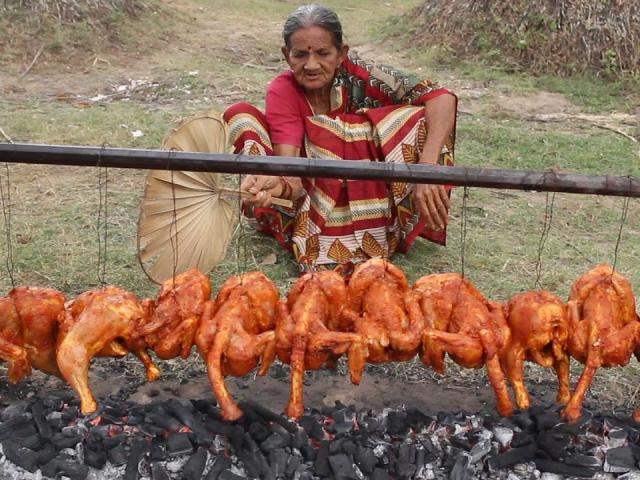 Cụ bà nấu thịt gà trong quả dưa hấu lại ”gây sốt” với clip nướng gà