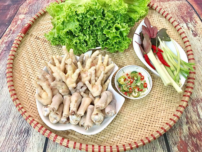 Chị Hoa luôn tâm niệm điều ấy nên bữa ăn gia đình đối với chị rất quan trọng, phải ngon, phải đẹp thì chồng mới thích mới mê về nhà ăn cơm vợ nấu.